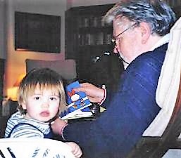 Mia van Beest met grootvader Rainer Hoppe (dec. 2002)